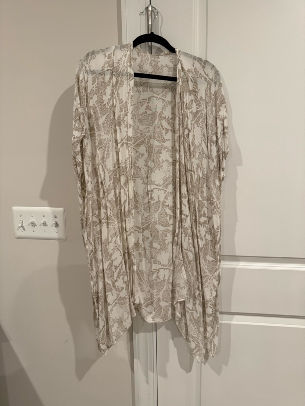 Lightweight Cream and Tan Patterned Drape kimono